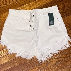 BRAND NEW NEVER WORN WHITE DENIM SHORTS W FRINGE